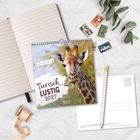 Kalender: „Ein bisschen mehr Ernst täterätä uns gut. Tierisch Lustig 2027.“ Giraffe, Notizbuch, Postkarten, Bleistift.