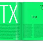 Seite 12, großes "TX", mehrsprachiger Text über Markenidentität, grüne Seitenhintergrundfarbe.