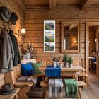 „Bergzeit 2027“ steht auf einem Kalender an einer Holzwand in einer gemütlichen Stube mit Holzmöbeln und Dekoration.