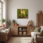 Text: "2024 WALD FOREST FORÊT". Ein Kalenderbild an der Wand zeigt einen Wald mit Sonnenstrahlen. Der Raum ist natürlich eingerichtet.