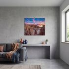 „PHANTASTISCHE LANDSCHAFTEN“. Ein Kalender mit Berglandschaft hängt in modernem Wohnzimmer, Sofa und Pflanzen vorhanden.