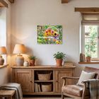 Text "Blumenzauber 2024". Ein gemütliches Wohnzimmer mit Holzmöbeln, Pflanzen, Büchern und einem Bild mit Blumenmotiv an der Wand.