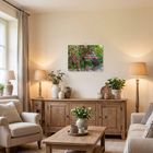 Der Text „Zauberhafte Landgärten 2024“ ist auf einem Kalender zu sehen. Ein gemütliches Wohnzimmer mit Holzmöbeln und Pflanzen.