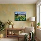 Text: "GEHEIME PARADIESE 2024". Wohnzimmer mit Holzstuhl, Beistelltisch, Pflanzen, Kalender an der Wand mit Berg- und Blumenmotiv.