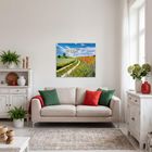 Text: "WEGE 2024" und "Paths". Kalender über einem Sofa, mit grünen und roten Kissen. Helle, gemütliche Einrichtung mit Pflanzen.