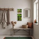 Text "Waldleben" auf Kalender, darunter Bilder von Reh, Farn und Baum. Raum mit Bank, Spiegel, Jacken, Körben und Pflanzen.