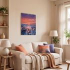 Text: "LICHTBLICKE 2024". Ein gemütliches Wohnzimmer mit beige Sofa, bunten Kissen, Decke und Wandkalender, Tageslicht.