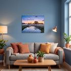 Text: "2024 Morgenlicht Morning Light" 
Ein Kalender hängt über einem grauen Sofa, umgeben von Pflanzen und moderner Beleuchtung.