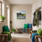 "Deutschland Wanderland 2027" auf einem Kalender an der Wand. Gemütlicher Raum mit Holzbänken, Pflanzen und Wanderzubehör.