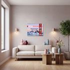 Ein Kalender mit dem Titel "Japan" hängt an einer Wand über einem Sofa in einem modern eingerichteten Wohnzimmer.