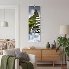 "ISLAND 2027" groß auf einem Kalender. Wohnzimmer mit Sofa, Holzkommode, Pflanzen und Lampe.