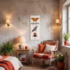 Text: "natürlich", "Tereza Šicht", "2027". Wandkalender mit Schmetterling, Vogel und Biene. Behagliches, rustikales Wohnzimmer.