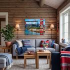 2024 NORWEGEN, REISEN MIT ALLEN SINNEN. Gemütliches Holzhaus-Wohnzimmer, graues Sofa, norwegische Deko, Fensterblick.