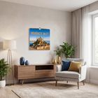 Text: "VRERÜCKTE WLET". Der Raum ist modern eingerichtet mit Sofa, Teppich, Pflanzen und einem hängenden Kalender.