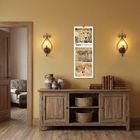 „TierWelten“ auf Kalender, drei Gepardenbilder. Rustikales Wohnzimmer mit Holzmöbeln, Wandlampen, Keramikvasen.