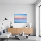 Text "FREIRAUM 2024" auf einem Kalender an einer modernen, hellen Wohnzimmerwand.