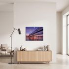 Ein Kalender mit "2027 BRÜCKEN BRIDGES PONTS" hängt an einer Wand in einem modernen, minimalistisch eingerichteten Raum.