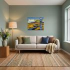 Ein Kalender mit "ISLAND" hängt an der Wand. Ein gemütliches Wohnzimmer mit Sofa, Kissen und Teppich darunter.