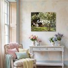 Text: "Kunstwerk GARTEN 2022". Ein Kalender mit einem blühenden Garten. Gemütlicher Raum mit Blumen und Polsterstuhl.