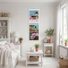 Text: "NATURE 2023". Ein heller Raum mit Pflanzen, einem weißen Sofa und einem Tisch. An der Wand hängt ein Naturkalender.