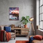 Text: "Wonderful World". Gemütliches Wohnzimmer mit Ledersessel, Holzkommode, Pflanzen, Büchern und großer Stehlampe.