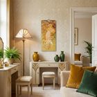 "Mucha 2023" steht auf einem dekorativen Kalender. Elegantes Zimmer mit beigen Möbeln, Retro-Lampe, Pflanzen und Vasen.