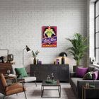 "Bar Time Vermouth" steht auf einem Poster. Wohnzimmer mit grauen und grünen Akzenten, Pflanzen und moderner Einrichtung.