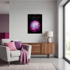 „in bloom“ steht oben auf einem Kalender mit einer großen rosa Blüte. Sofa, Kissen und Lampe in einem modernen Raum.