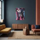 "EXPRESSIONSISMUS 2024" auf einem Kalenderdeckblatt mit expressionistischem Gemälde. Wohnzimmer mit modernen Möbeln.