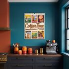 "Coffee Time 2027" steht oben auf einem Kalender. Darunter sind mehrere Retro-Kaffeemotive. Die Küche ist modern eingerichtet.