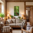 Text: „Mythos Wald 2024“. Ein gemütliches Wohnzimmer mit Holzmöbeln, Pflanzen, Teppich und warmem Licht.