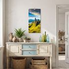 „Ausblicke 2024“ in einer gemütlichen Vintage-Szene mit Pflanzen, Vasen und Kommode.