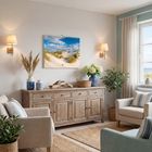 Ein Kalender mit "Tage am Meer" an der Wand, darunter eine Kommode, Pflanzen, zwei Sessel, ein Fenster mit Blick aufs Meer.