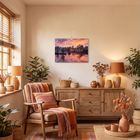 Text im Kalender: "Harmonie". Ein gemütliches Wohnzimmer mit Holzstuhl, Decken, Kissen, Topfpflanzen und warmem Licht.