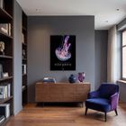 "GEHEIMNISVOLLES MEER ozeaneo 2027" steht auf einem Poster mit einer leuchtenden Qualle an einer grauen Wand.