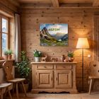"Naturparadies Alpen 2024" auf einem Kalender. Gemütliches Holzinterieur mit Pflanzen, Holzfiguren und einer Stehlampe.