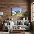 "Tierwelt 2027 SKANDINAVIEN." Ein Wohnzimmer mit Holzvertäfelung, grüner Couch, Pflanzen und einem Kalender mit einem Polarfuchs.