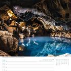 10. Woche, März. Kalendertage 8-14. Internationaler Frauentag am 8. Höhle mit klarblauem Wasser und Felsen.