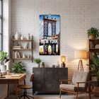 „INSIDE NEW YORK 2024“ auf einem Kalender mit Brooklyn Bridge, modernes Zimmer mit Pflanzen, Regal und Lampe.