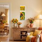 „NaturZeit“ steht auf einem Kalender mit Sonnenblumenbildern. Ein gemütlicher Raum mit Holzmöbeln und Blumenarrangements.