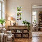 Text: "LANDGLÜCK". Wandkalender mit Blumenfotos. Raum mit Sessel, Holzkommode, Lampen und Pflanzen, hell und gemütlich.