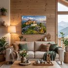 Text: "ALPEN". Ein gemütliches Wohnzimmer mit Holzvertäfelung, einem Sofa, Pflanzen, einer Lampe und einem Fensterblick auf Berge.