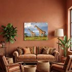 "AFRIKA 2024" auf einem Kalender mit zwei Giraffen. Raum in Erdtönen, mit Pflanzen und Holzmöbeln, gemütlich eingerichtet.