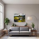 „PLANET EARTH 2024“ auf Kalender an der Wand. Graues Sofa, Stehlampe, Pflanzen, helles Zimmer.