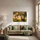 Text: "WALD". Ein Wohnzimmer mit einem Sofabereich. Ein großes Naturfoto mit Bäumen hängt an der Wand.