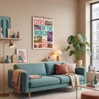 Im Raum hängt ein Kalender mit dem Text "Cities of the World 2027". Modernes Wohnzimmer mit hellblauem Sofa und Pflanzen.