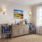 „Nordsee 2027", Kalender an der Wand in einem gemütlichen Wohnzimmer mit Holzmöbeln und maritimen Dekoelementen.