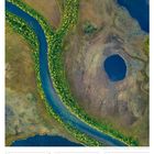 8. März: Internationaler Frauentag. Luftaufnahme eines Flussdeltas mit grüner Vegetation und blauem Wasser.