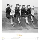 Trompeterinnen des Girls Training Corps in Wembley, 1948. Kalenderblatt März mit Daten und Hinweis auf den Internationalen Frauentag.