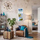 „BeachTime“ steht auf einem Kalender mit Strandbildern. Der Raum ist modern eingerichtet mit Pflanzen und blauen Akzenten.